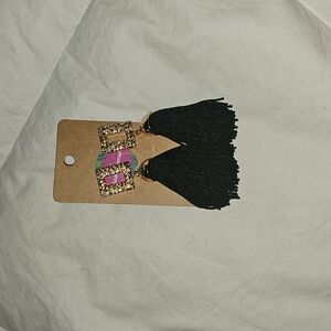 Womens Nwts Dangling Earrings. Black And Gold!!